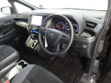 高級感のある美しいインテリアデザインの運転席です。