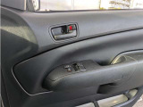 運転席パワーウインドウマスタースイッチです。車内の換気も運転席から簡単に行えます。ロック機能もついているので子供がイタズラして窓を開けるという事も防止できますよ。