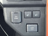 アクセサリーソケット。  シートヒーター付きです。寒い日も快適なドライブが楽しめます♪  充電用USB端子付き。スマートフォンなどの充電に便利です。