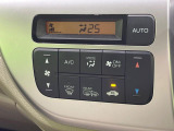 【オートエアコン】一度お好みの温度に設定すれば、車内の温度を検知し風量や温度を自動で調整。暑い&hellip;寒い&hellip;と何度もスイッチ操作をする必要はありません。快適な車内空間には必須の機能ですね♪