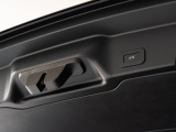 パワーテールゲートを装備しております。荷物の出し入れの際にボタン一つで開閉が可能です。上まで持ち上げる必要性がないため、お子様でも安全に開閉することができます。