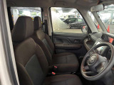 運転席の画像です。足元やシートまわりに余裕があり、リラックスした姿勢で運転が可能です。視界も良好で操作系へのアクセスもしやすく、快適で安心感のあるドライブをサポートします。