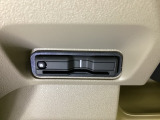 ハンドルの左下にETCがついています。高速道路の料金所の通過も楽々です。 カードの取り出しもしやすい場所についています。
