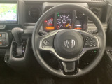 【ハンドル】運転にかかわる様々な操作を安全に行えるように視点移動が少なく操作性に配慮されたスイッチ類が凝縮されたコックピットです。