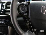 【ステアリモコンスイッチ】ハンドル装備されいるリモコンで運転中にナビゲーションのチャンネルや曲を変えることが出来ます。運転しながらの危険なナビ操作がなくなりますので安心です。