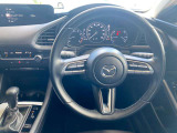 【運転席インテリアデザイン】左右対称のインテリアデザインでドライバーを包み込み運転に集中できるように設計されています。