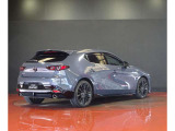 【MAZDA3】光の映り込みだけで、「面のうつろい」を表現し、見る場所、時間、天気によりさまざまな表情を見せ、見るたびに「このクルマにして良かった」と思っていただける車です。洗車も楽しくなります。