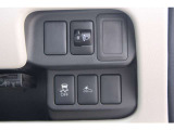 運転席でヘッドライトの高さ(光軸)を調節できます。人や荷物を積んで、対向車が眩しそうなときは光軸を下げます。