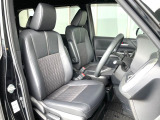 運転席まわりには十分なスペースがあり、大柄な方でもゆったり運転していただける環境です。