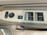 電動格納式リモコンドアミラーと、パワーウィンドウスイッチ等は運転席ドアにあります。