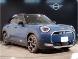MINIのフロントグリルのデザインはイギリスで生まれた当初から、シルバーのサイドバーが折り重なった伝統的なデザインで御座います。その伝統はBMWのお車になってからでも少しずつ形を変えて守られております