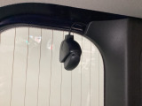後方にもドライブレコーダーのカメラが付いています。前後両方でお車の周りを監視・記録いたします。