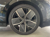 225/40R18タイヤにR-Line専用のアルミホイールを装着しております。