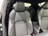 高いホールド性で運転姿勢が安定します。長距離ドライブでも疲れにくいのが魅力です。