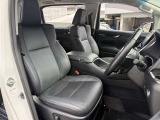 【運転席シート】大きく目立つへたり等はありませんが、1箇所シミがあります。