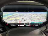 未来のコックピットのような運転席!ハンドルの奥の高画質画面は、スマホのように着せ替えできます。スピードメーターだけではなくナビの地図を画面いっぱいに映せるため、目線を外さず安全に運転できます。