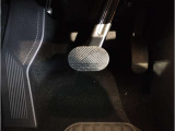 【ペダル】MINIはオルガン式アクセルペダルを採用しています。踏み込む足とペダルが同じ軌跡を描くため、かかとがずれにくく、アクセルコントロールがよりしやすくなるメリットがあります。