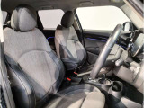 MINIの少し硬めのシートは乗り降りもしやすく、長距離ドライブでも疲れません。