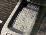 スマートフォンなどがスッキリ置けるセンターコンソールトレイです