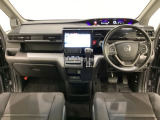 車内は光触媒抗菌消臭施工済です。スタイリッシュなデザインでスポーティなインパネ周りを演出します。グローブボックスやカップホルダーのほかにトレーなどたくさんの収納スペースが付いています。