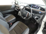 シンプルで使いやすいデザインの運転席です。