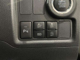 【クリアランスソナー】超音波センサーで車体と障害物の距離を検知し、近づくとブザー音やディスプレイ表示で警告する支援機能