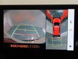 パノラミックビューモニター付きです。車両を上から見たような映像をモニター画面に表示。運転席からの目視では見にくい、車両周辺の状況をリアルタイムでしっかり確認できます。
