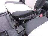 後退時に車両の後ろ側をモニター画面に表示します。車庫入れなどでバックする際に後方確認ができて便利です。車庫入れが苦手な人もこれで安心。