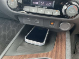 QI規格対応スマートフォンのワイヤレス充電器を装備。手軽に充電できますね。
