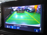 バックカメラの画像です。ガイドラインがスムースな車庫入れをサポートいたします。車庫入れの安心感がアップしますね。