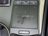 手元でナビゲーションなどの操作を可能にする「リモートタッチ」は、運転姿勢の変化を抑制し、スムーズな操作が可能です。