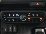 フルオートエアコン搭載。好みの温度に設定するだけで、風向や風量を自動でコントロール!いつでも快適な車内環境に。さらに、体を直接温めるシートヒーター付きで寒い季節も暖かく過ごせます。