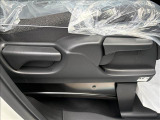 運転される方の体格に合わせてシートの角度や高さ、前後の位置を細かく調節することができます。