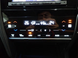 運転席からも手が届きやすく、操作しやすい空調コントロールパネル。オートエアコンなので操作の煩わしさが無くオールシーズン快適にドライブできます。快適空間で運転に集中できますね。