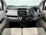 【インパネ】運転のしやすさを最優先に設計された見晴らしの良いフロントビュー。車両間隔が掴みやすく狭い道でも安心♪「安全」と「品質」を最優先に、安心してお乗りいただけるクルマを提供いたします。
