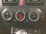 【オートエアコン】一度お好みの温度に設定すれば、車内の温度を検知し風量や温度を自動で調整。暑い&hellip;寒い&hellip;と何度もスイッチ操作をする必要はありません。快適な車内空間には必須の機能ですね♪