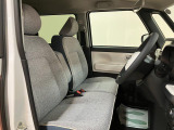 フロントシートはベンチシートになっていて足元が広々しており、運転しやすくなっています♪