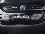 オートエアコン付車です。自動で温度と風量を設定する優れものです。