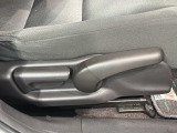 シートハイトアジャスターが付いているので運転姿勢を調整するのに便利ですね。身長に合ったシートポジションは安全運転や疲労軽減にもつながります。