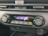 【オートエアコン】一度お好みの温度に設定すれば、車内の温度を検知し風量や温度を自動で調整。暑い&hellip;寒い&hellip;と何度もスイッチ操作をする必要はありません。快適な車内空間には必須の機能ですね♪