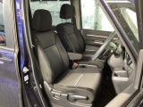 フロント広々、セパレートシートの運転席は、ハイトアジャスターが付いているので、快適にドライブができます。ハンドルはテレスコピック機能で、ハンドル位置を上・下・手前・奥に調節できます。