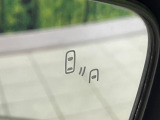 【ブラインドスポットワーニング】走行中、ドアミラーの死角になりやすい箇所に後続車が接近するとサイドミラー付近に警告を表示、ドライバーに注意喚起をしてくれます。