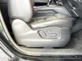 【メモリー機能付きパワーシート】ドライバーごとに設定したシート位置を記憶して、ボタン一つで切り替えできる便利な機能!運転する方が複数名いらっしゃるご家庭におすすめです♪