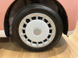 白と灰色の2トーンカラーのフルホイールキャップが足元を彩ります♪