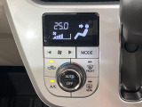 【オートエアコン】一度お好みの温度に設定すれば、車内の温度を検知し風量や温度を自動で調整。暑い&hellip;寒い&hellip;と何度もスイッチ操作をする必要はありません。快適な車内空間には必須の機能ですね♪