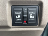 両側電動スライドドアです。リモコンや運転席スイッチ、ドアハンドルの操作で自動開閉。お子さまを抱きかかえている時や荷物の多い時などに便利です。