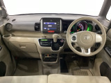 車内は光触媒抗菌消臭施工済です。インパネ周りはスタイリッシュなデザインです。グローブボックスやカップホルダーのほかにトレーなどたくさんの収納スペースが付いています。
