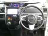 【徹底洗浄クリーニング実施済】運転席からの視界はこんな感じです☆お気軽にご来店いただき、実際に座って是非お確かめください。ドライバーに寄り添う快適な操作フィールをもたらすステアリングです。