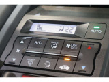 フルオートエアコンが装備されています!お好みの温度設定をするだけでエアコンの風量やモードの切り替えを自動でコントロールしてくれます!ユーザーの操作が少なく燃費走行にもつながります!