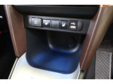 通信/給電用と、給電用USBポートが装備されています。車内にあると便利なアイテムのひとつですね! 充電中のスマホなどの置き場に便利なコンソールボックスも備えています。